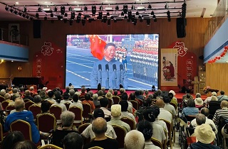 阅兵盛典燃壮志，诗韵长歌颂英雄——燕达在住长辈集体观看抗战胜利80周年阅兵仪式